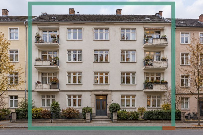 Schlichtes Mehrfamilienhaus der Nachkriegsjahre mit vorgesetzten Balkonen