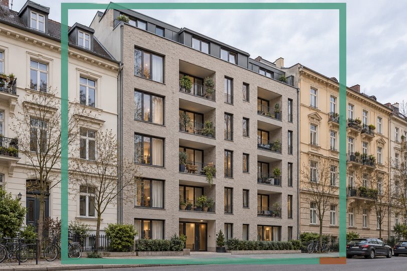 Neubau aus hellem Klinker, eingefügt in eine Baulücke zwischen zwei Altbauten
